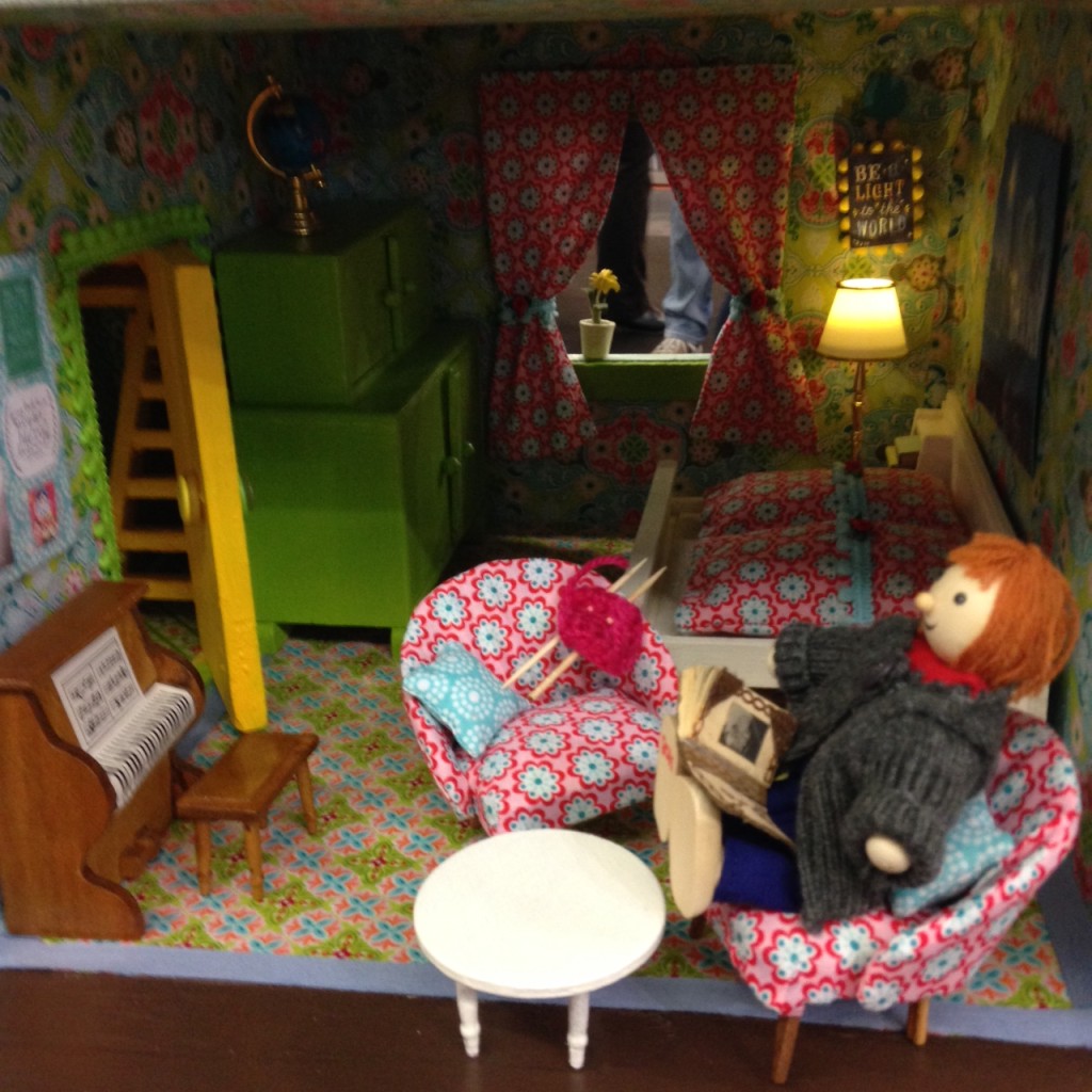 Blick ins zuckersüße Vintage-Puppenhaus von Julia vom kreativlabor berlin. Foto: Sandra Cantzler